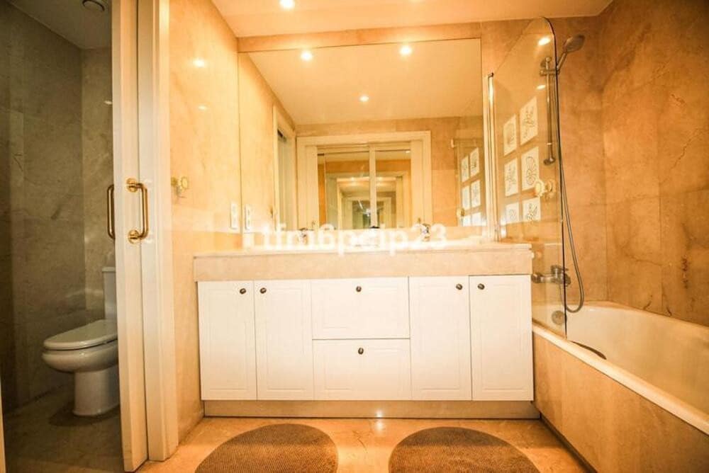 3 soverom Leilighet til leie i La Duquesa / Puerto de la Duquesa med svømmebasseng garasje - € 2 350 (Ref: 9907131)