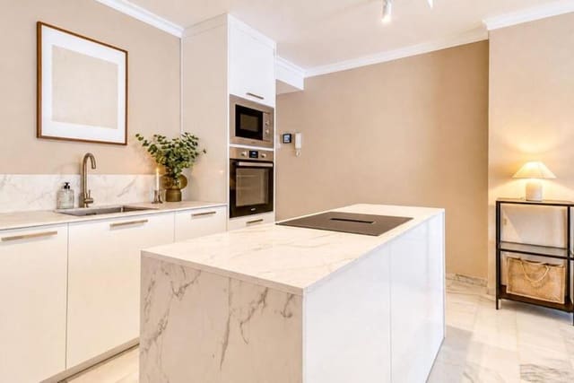 Apartamento de 3 habitaciones en Puerto Banus, Marbella en venta con piscina - 750.000 € (Ref: 9907132)