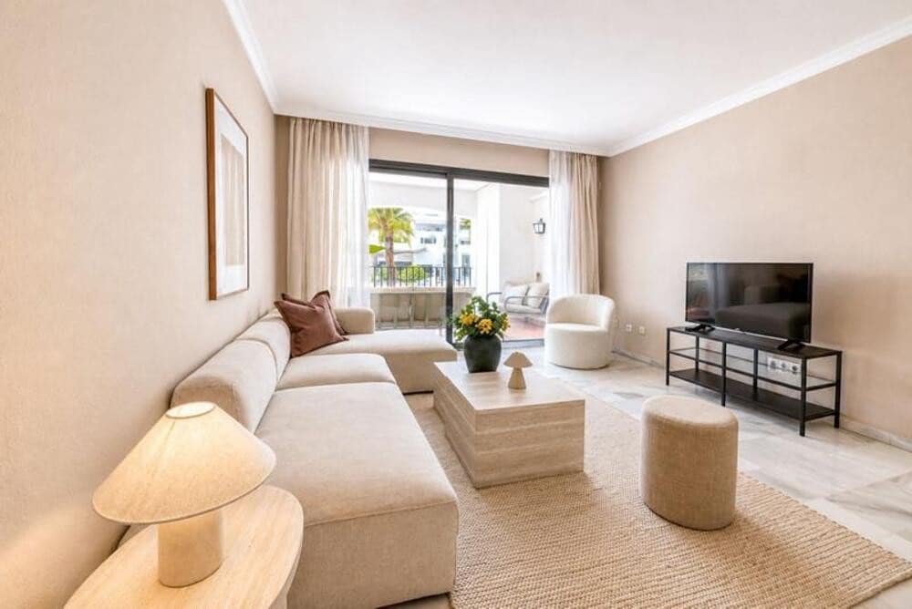 Apartamento de 3 habitaciones en Puerto Banus en venta con piscina - 750.000 € (Ref: 9907132)