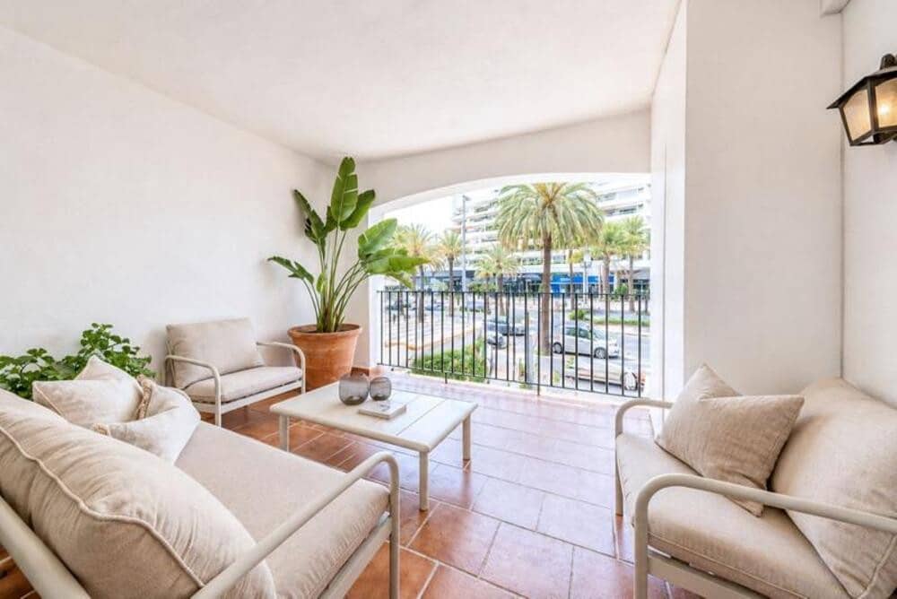 Apartamento de 3 habitaciones en Puerto Banus en venta con piscina - 750.000 € (Ref: 9907132)
