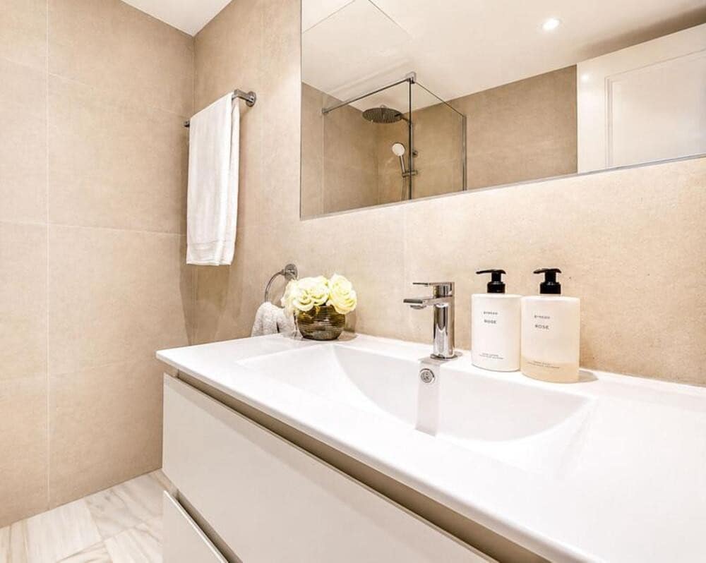 Apartamento de 3 habitaciones en Puerto Banus en venta con piscina - 750.000 € (Ref: 9907132)