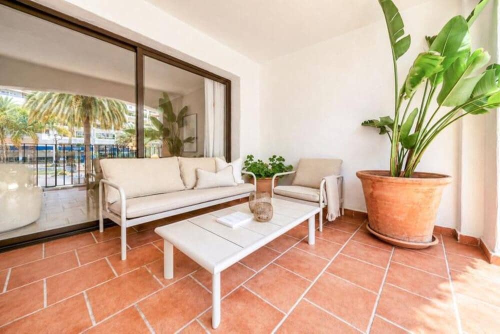 Apartamento de 3 habitaciones en Puerto Banus en venta con piscina - 750.000 € (Ref: 9907132)