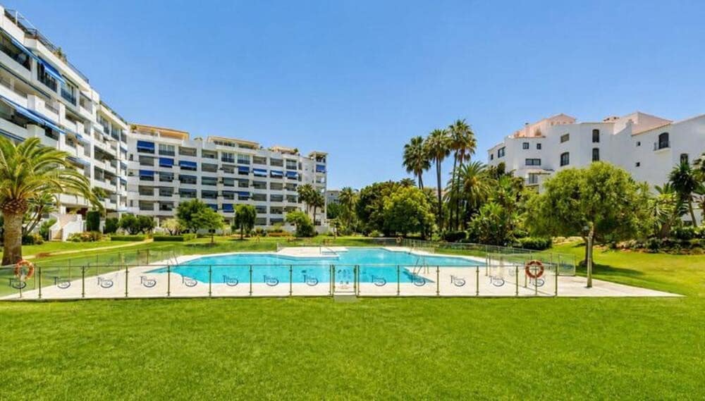Apartamento de 3 habitaciones en Puerto Banus en venta con piscina - 750.000 € (Ref: 9907132)
