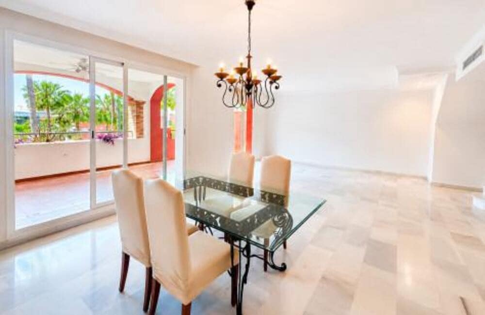 4 quarto Apartamento para arrendar em Marbella com garagem - 3 500 € (Ref: 9909934)