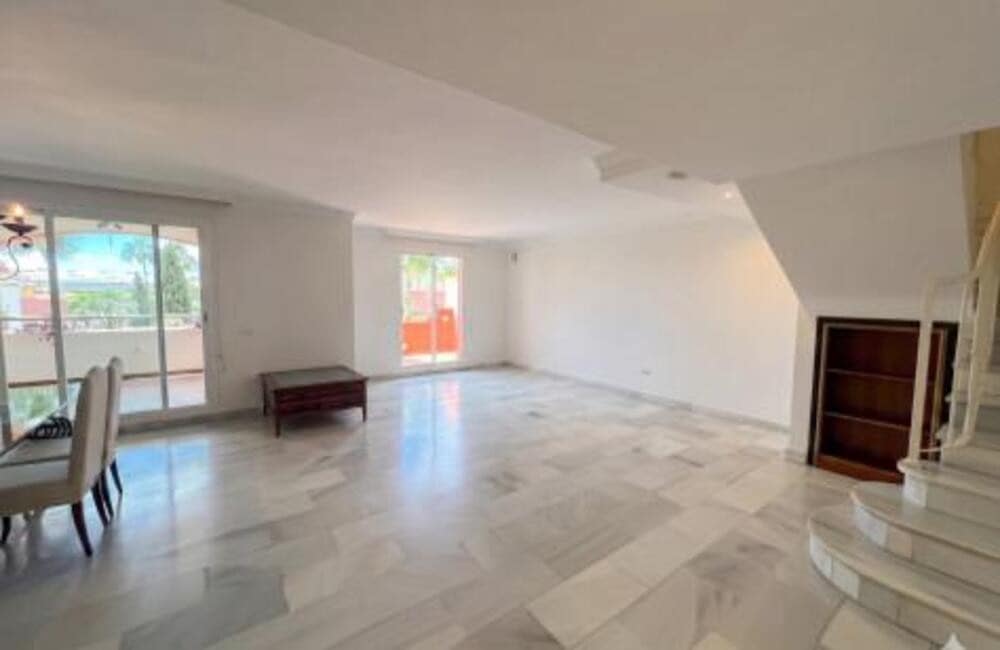 4 quarto Apartamento para arrendar em Marbella com garagem - 3 500 € (Ref: 9909934)