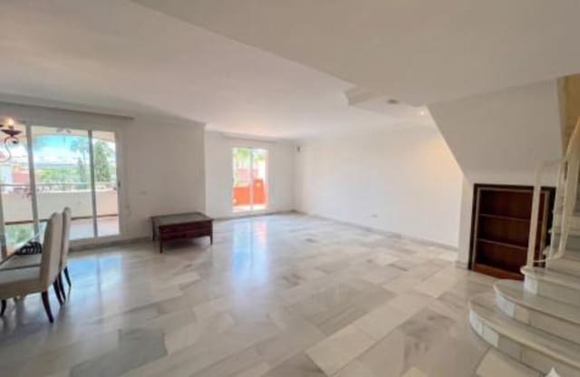 4 quarto Apartamento para arrendar em Casco Antiguo, Marbella com garagem - 3 500 € (Ref: 9909934)
