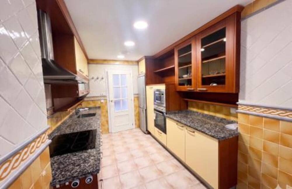 4 quarto Apartamento para arrendar em Marbella com garagem - 3 500 € (Ref: 9909934)