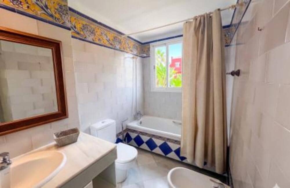4 quarto Apartamento para arrendar em Marbella com garagem - 3 500 € (Ref: 9909934)