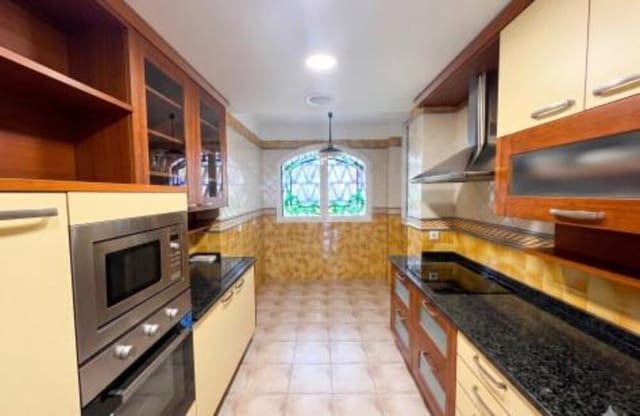 4 quarto Apartamento para arrendar em Casco Antiguo, Marbella com garagem - 3 500 € (Ref: 9909934)