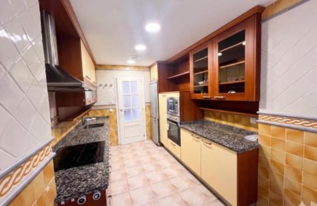 4 quarto Apartamento para arrendar em Casco Antiguo, Marbella com garagem - 3 500 € (Ref: 9909934)