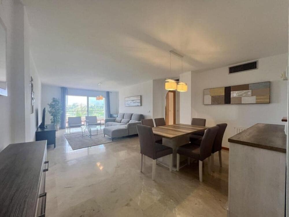 Apartamento de 3 habitaciones en Guadalmina en alquiler con piscina garaje - 2.400 € (Ref: 9909938)