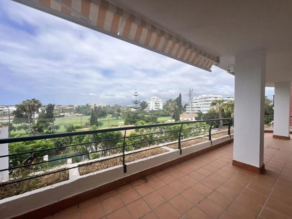 Apartamento de 3 habitaciones en Guadalmina en alquiler con piscina garaje - 2.400 € (Ref: 9909938)
