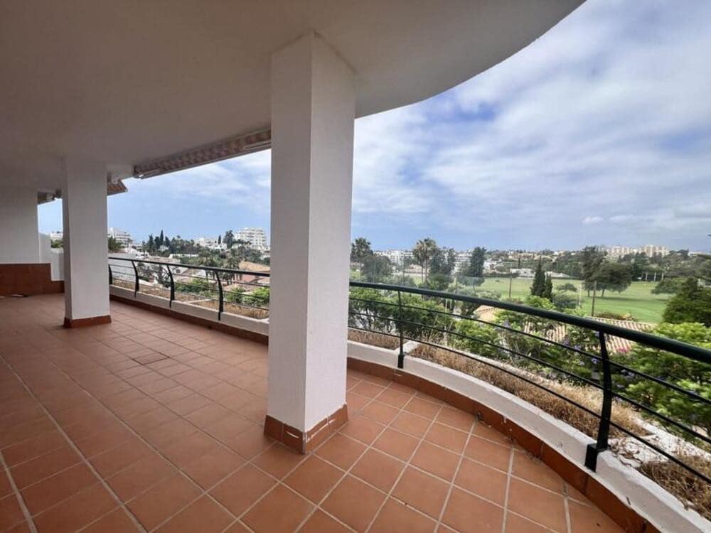Apartamento de 3 habitaciones en Guadalmina en alquiler con piscina garaje - 2.400 € (Ref: 9909938)