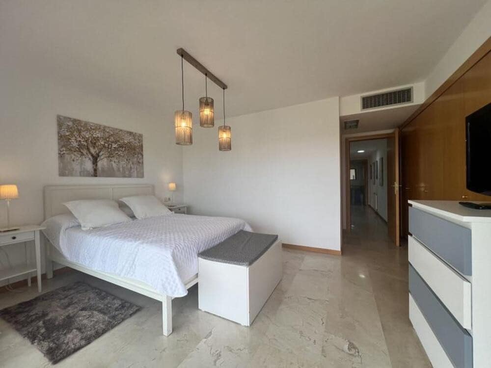Apartamento de 3 habitaciones en Guadalmina en alquiler con piscina garaje - 2.400 € (Ref: 9909938)