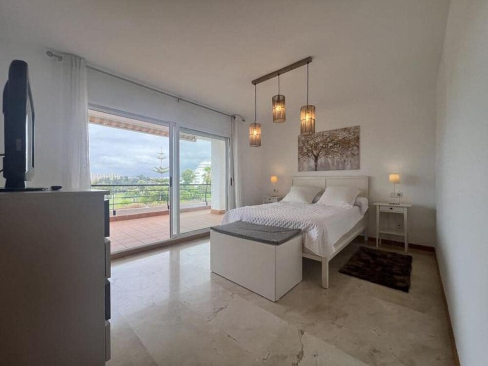 Apartamento de 3 habitaciones en Guadalmina en alquiler con piscina garaje - 2.400 € (Ref: 9909938)