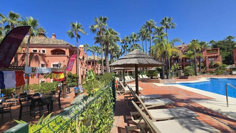 Apartamento de 2 habitaciones en Marbella en venta con piscina - 825.000 € (Ref: 9909939)