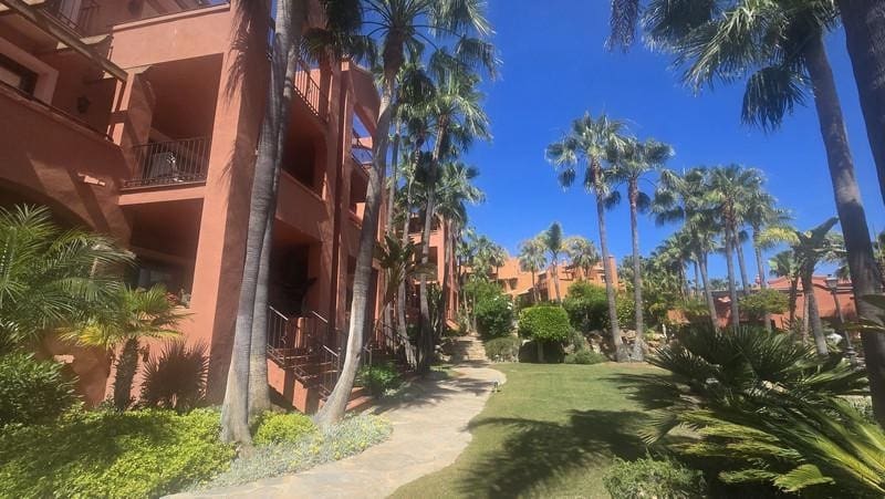 Apartamento de 2 habitaciones en Marbella en venta con piscina - 825.000 € (Ref: 9909939)