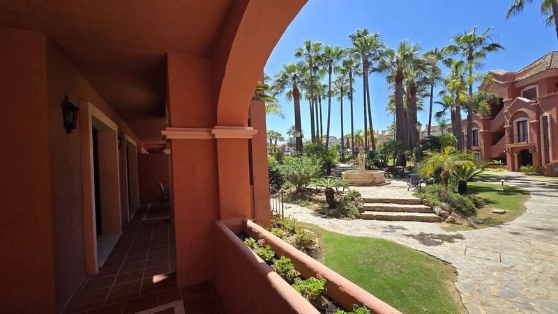 Apartamento de 2 habitaciones en Marbella en venta con piscina - 825.000 € (Ref: 9909939)