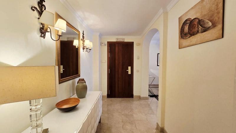 Apartamento de 2 habitaciones en Marbella en venta con piscina - 825.000 € (Ref: 9909939)