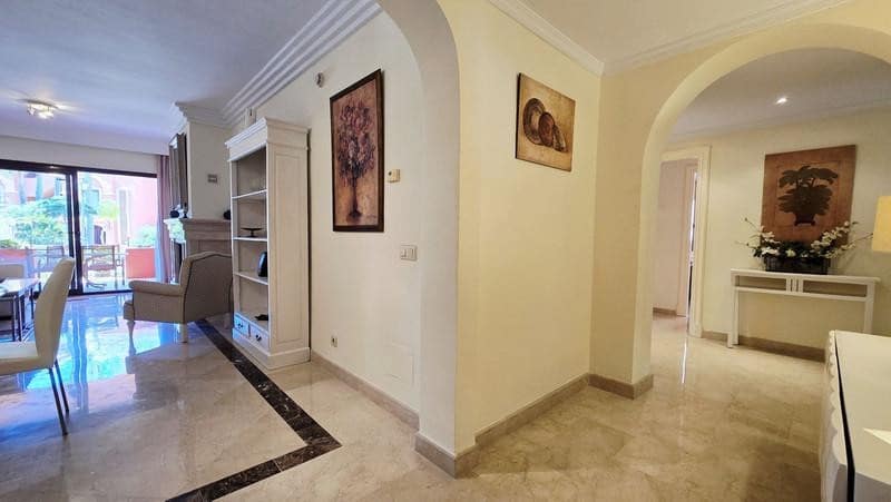 Apartamento de 2 habitaciones en Marbella en venta con piscina - 825.000 € (Ref: 9909939)