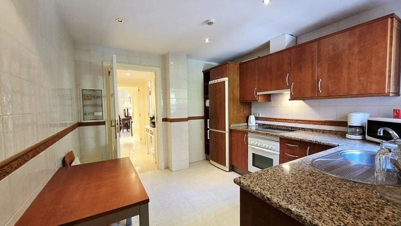 Apartamento de 2 habitaciones en Marbella en venta con piscina - 825.000 € (Ref: 9909939)
