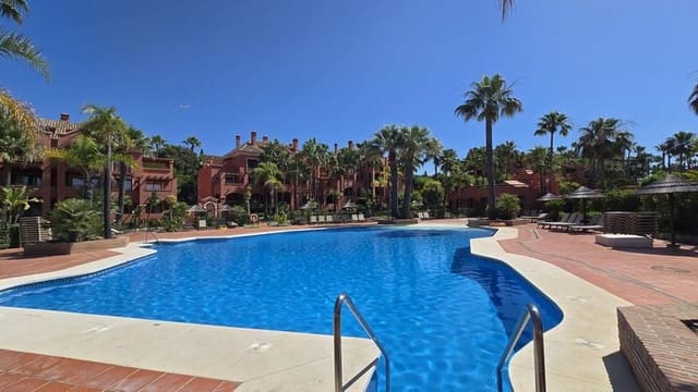 Apartamento de 2 habitaciones en La Dama de Noche - La Alzambra, Marbella en venta con piscina - 825.000 € (Ref: 9909939)