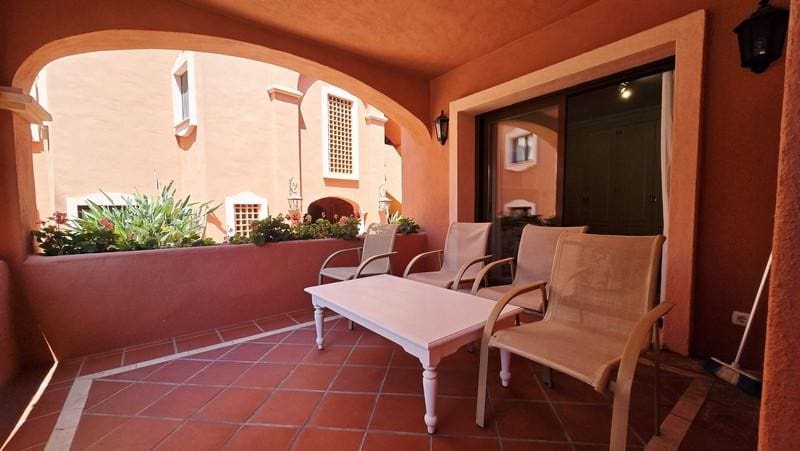 Apartamento de 2 habitaciones en Marbella en venta con piscina - 825.000 € (Ref: 9909939)