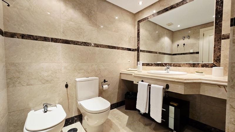 2 sypialnia Apartament do wynajęcia w Marbella z basenem - 3 000 € (Ref: 9909940)