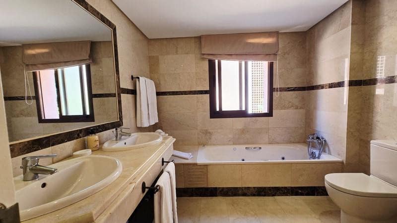 2 sypialnia Apartament do wynajęcia w Marbella z basenem - 3 000 € (Ref: 9909940)