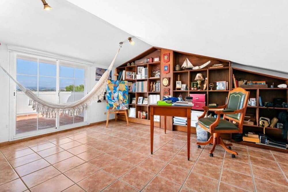 3 sovrum Hus till salu i Estepona med garage - 640 000 € (Ref: 9909942)