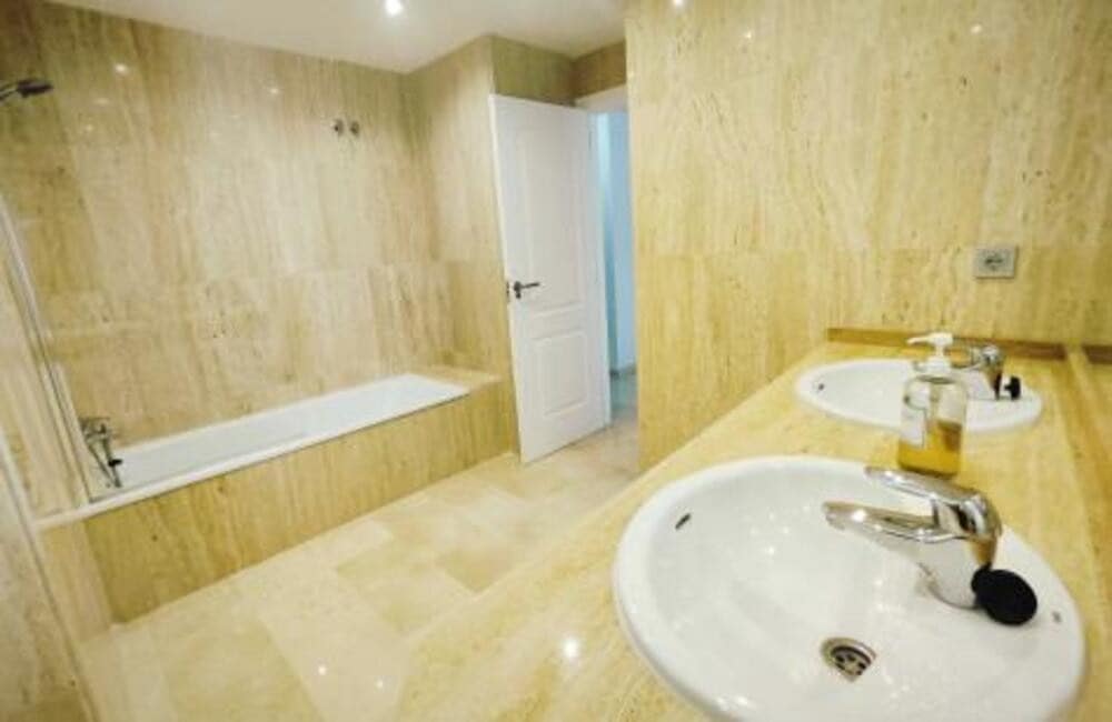 3 bedroom Apartment for rent in Marbella with pool garage - € 2,700 (Ref: 9912418)