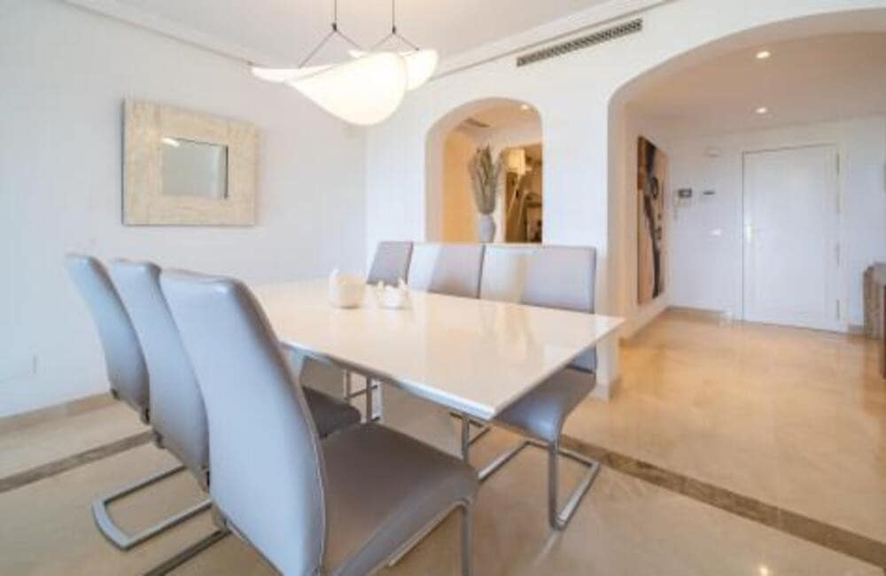 Appartement de 3 chambres à louer à Benahavis avec piscine garage - 3 300 € (Ref: 9912421)