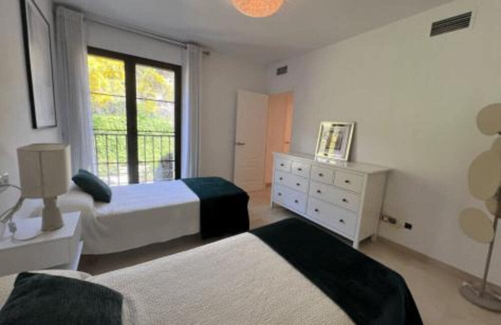 Appartement de 3 chambres à louer à Benahavis avec piscine garage - 3 300 € (Ref: 9912421)