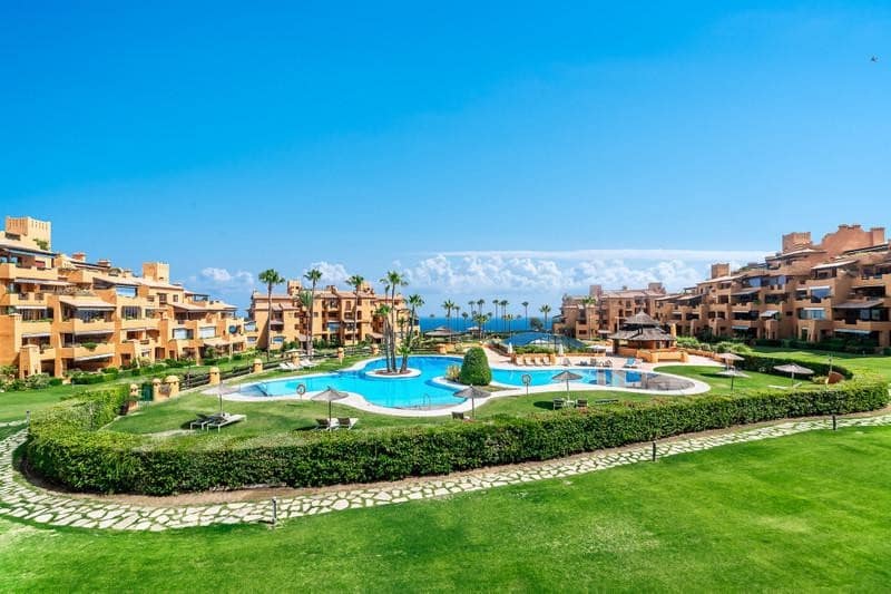 3 sovrum Lägenhet att hyra i Estepona med pool garage - 4 000 € (Ref: 9912422)