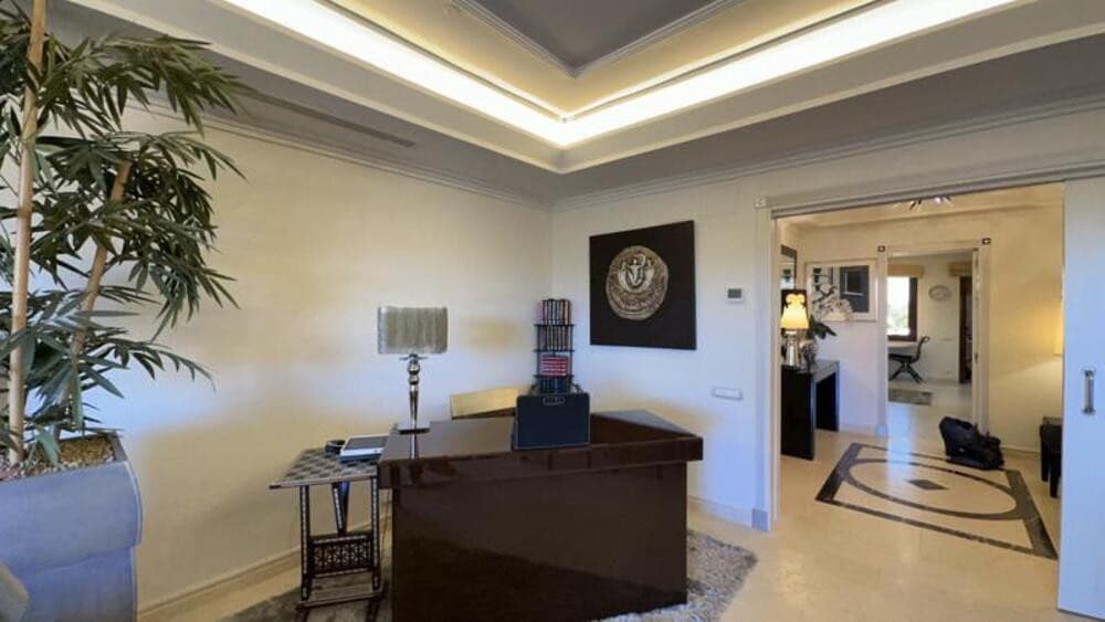 3 sovrum Lägenhet att hyra i Estepona med pool garage - 4 000 € (Ref: 9912422)