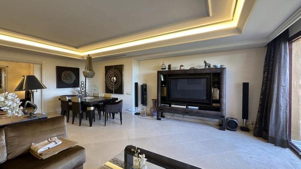 3 sovrum Lägenhet att hyra i Estepona med pool garage - 4 000 € (Ref: 9912422)