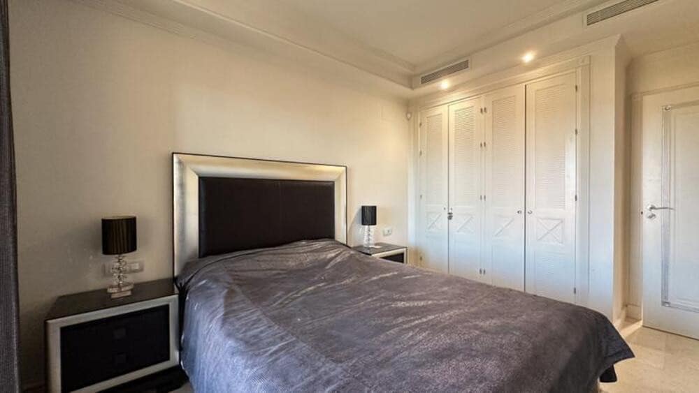 3 sovrum Lägenhet att hyra i Estepona med pool garage - 4 000 € (Ref: 9912422)