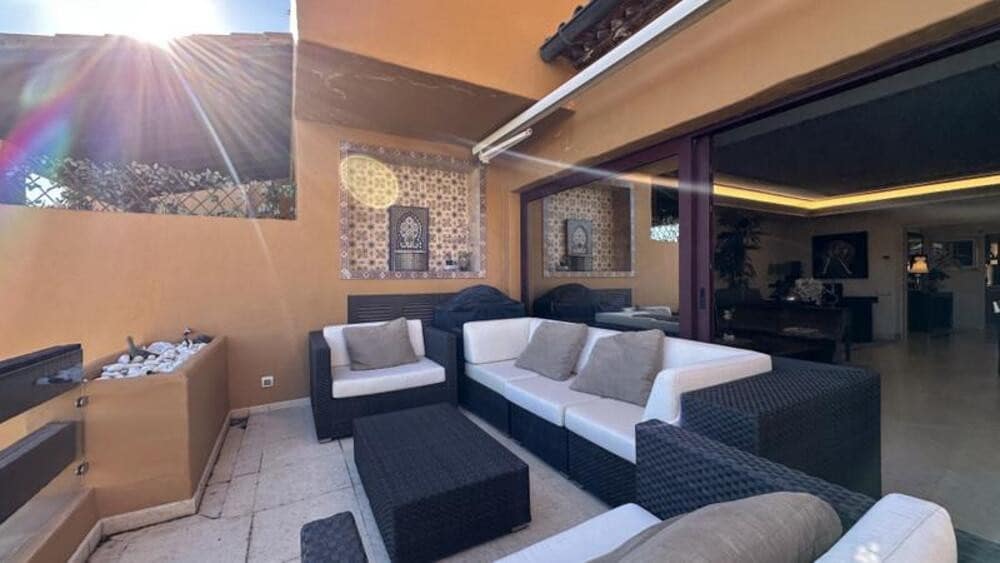 3 sovrum Lägenhet att hyra i Estepona med pool garage - 4 000 € (Ref: 9912422)