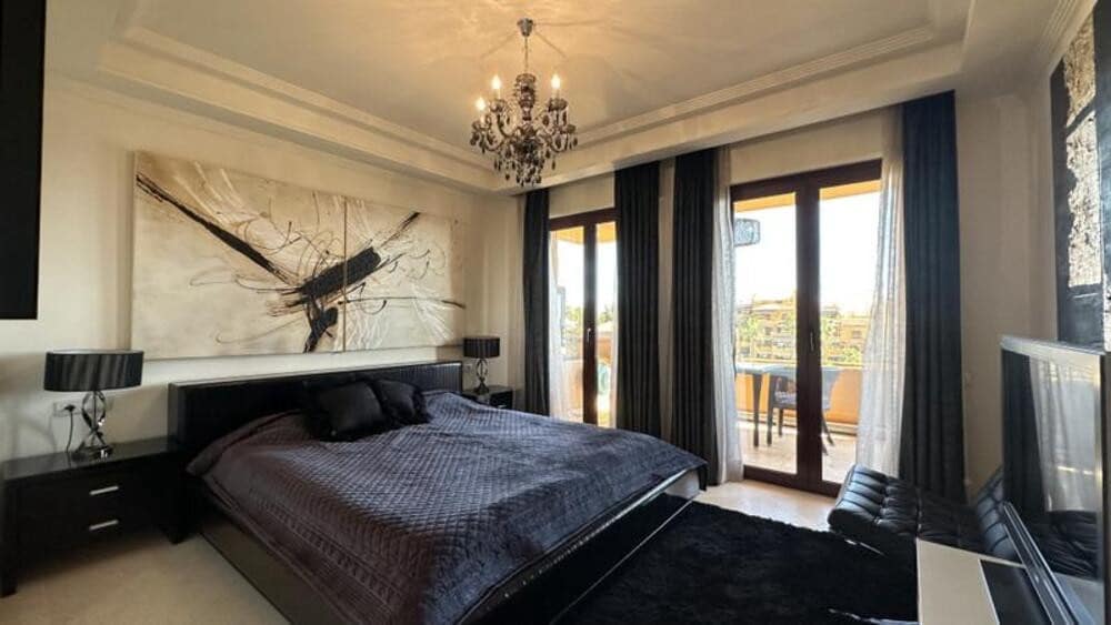 3 sovrum Lägenhet att hyra i Estepona med pool garage - 4 000 € (Ref: 9912422)