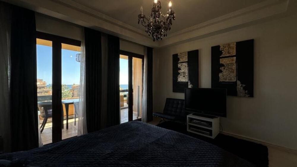 3 sovrum Lägenhet att hyra i Estepona med pool garage - 4 000 € (Ref: 9912422)