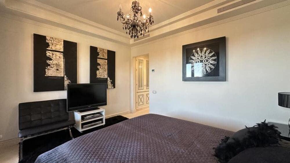 3 sovrum Lägenhet att hyra i Estepona med pool garage - 4 000 € (Ref: 9912422)