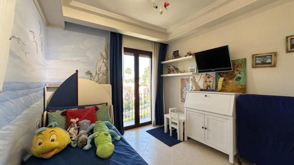 3 sovrum Lägenhet att hyra i Estepona med pool garage - 4 000 € (Ref: 9912422)