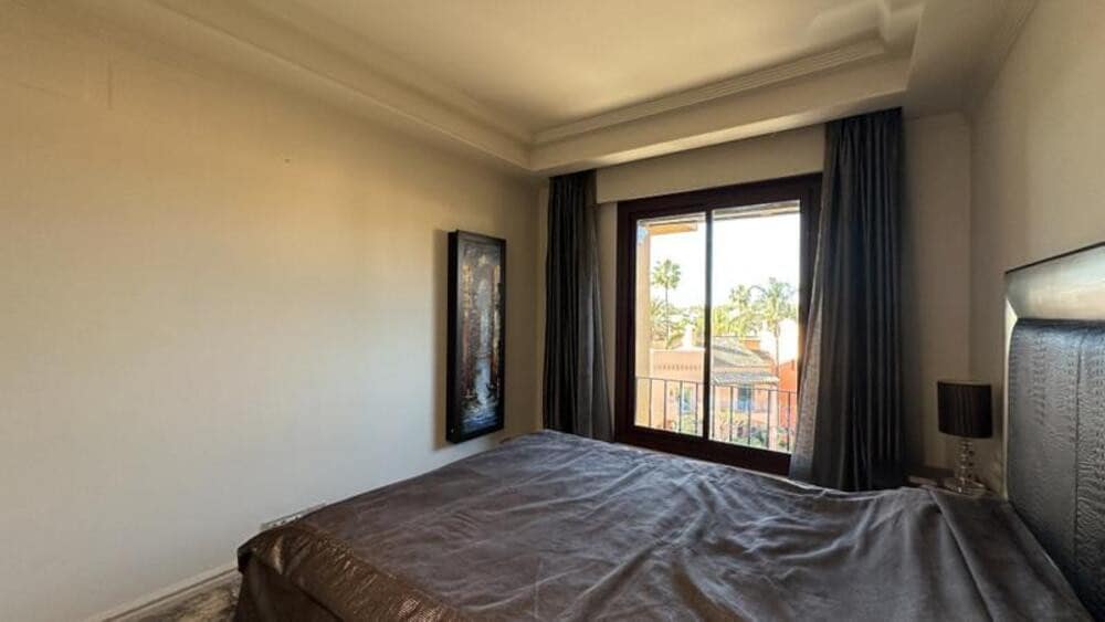 3 sovrum Lägenhet att hyra i Estepona med pool garage - 4 000 € (Ref: 9912422)