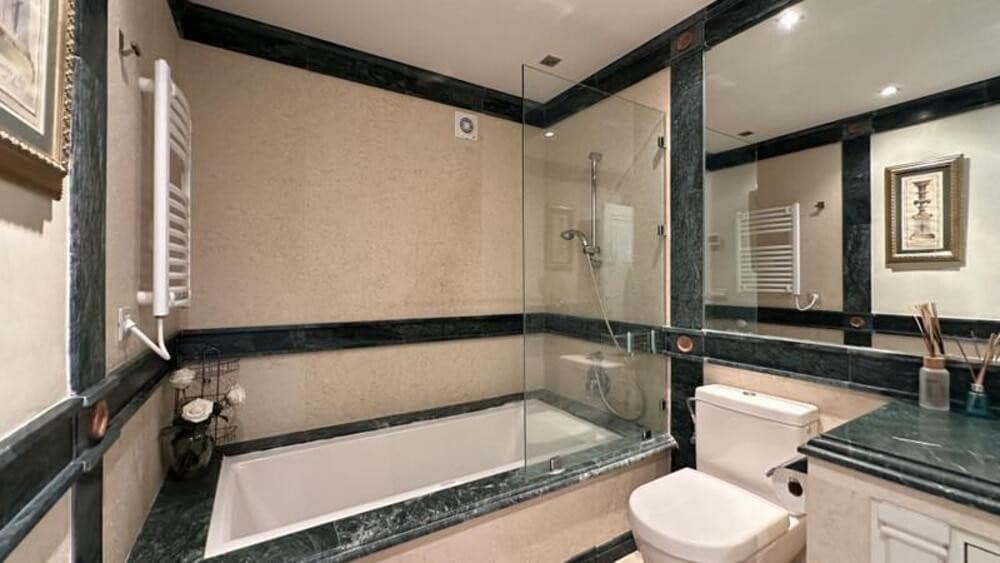 3 sovrum Lägenhet att hyra i Estepona med pool garage - 4 000 € (Ref: 9912422)
