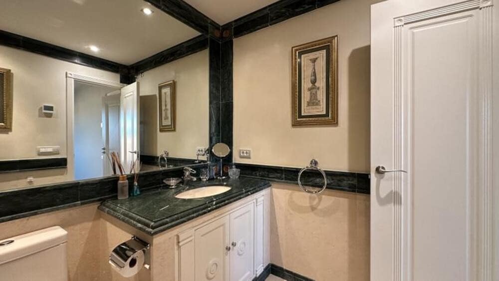3 sovrum Lägenhet att hyra i Estepona med pool garage - 4 000 € (Ref: 9912422)