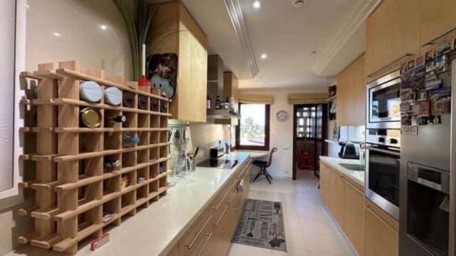 3 sovrum Lägenhet att hyra i El Padrón, Estepona med pool garage - 4 000 € (Ref: 9912422)