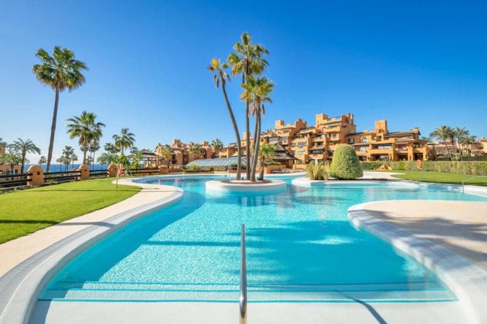 3 sovrum Lägenhet att hyra i Estepona med pool garage - 4 000 € (Ref: 9912422)