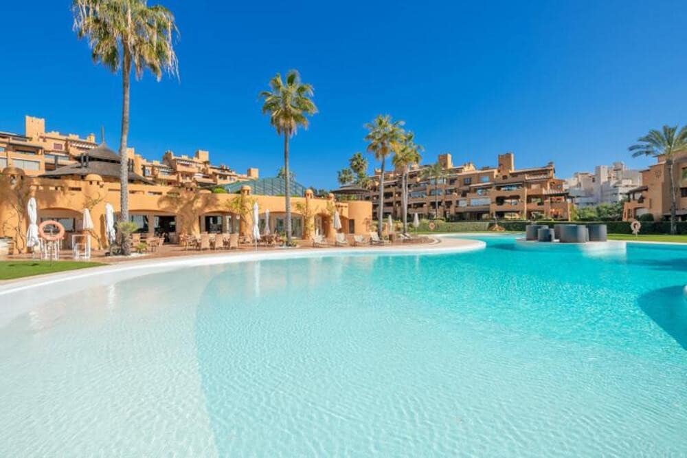3 sovrum Lägenhet att hyra i Estepona med pool garage - 4 000 € (Ref: 9912422)