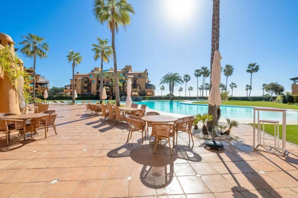 3 sovrum Lägenhet att hyra i Estepona med pool garage - 4 000 € (Ref: 9912422)