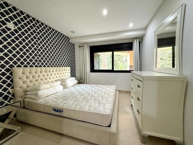 2 slaapkamer Appartement te koop in Puerto Banus, Marbella met zwembad garage - € 665.000 (Ref: 9915152)